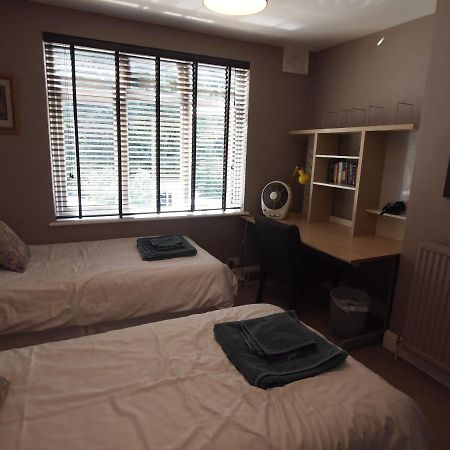 Friendly Home In South London Raynes Park Exterior foto