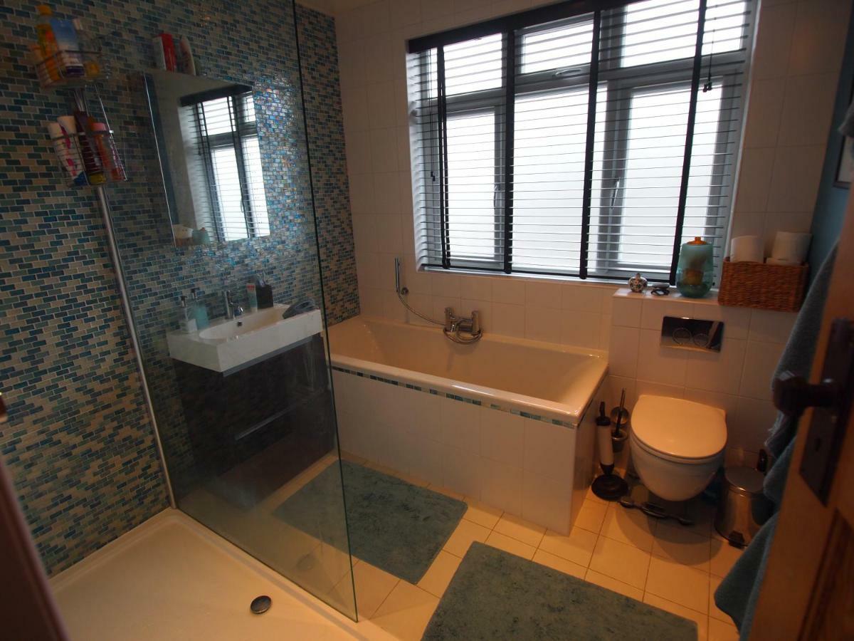 Friendly Home In South London Raynes Park Exterior foto