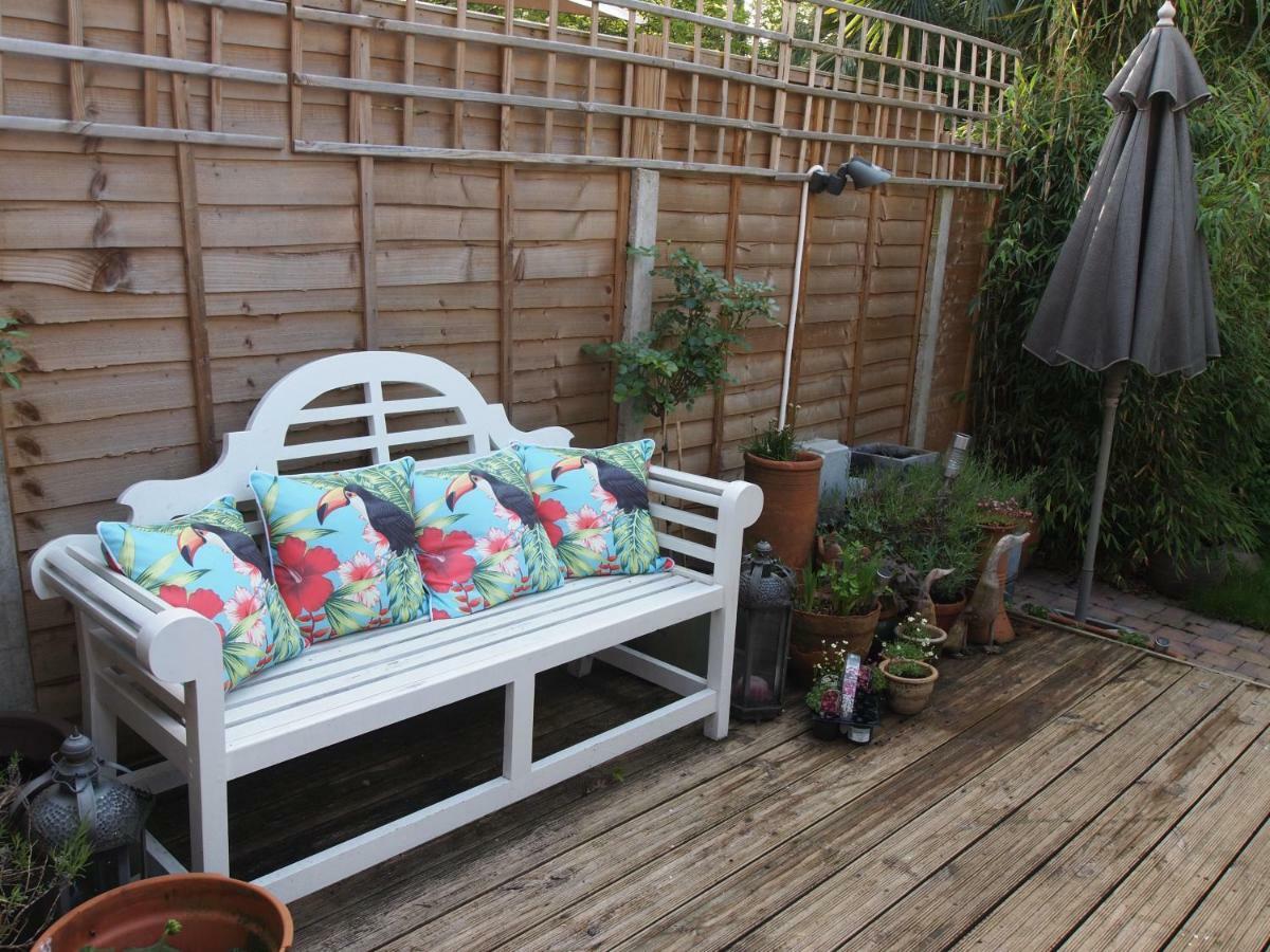 Friendly Home In South London Raynes Park Exterior foto