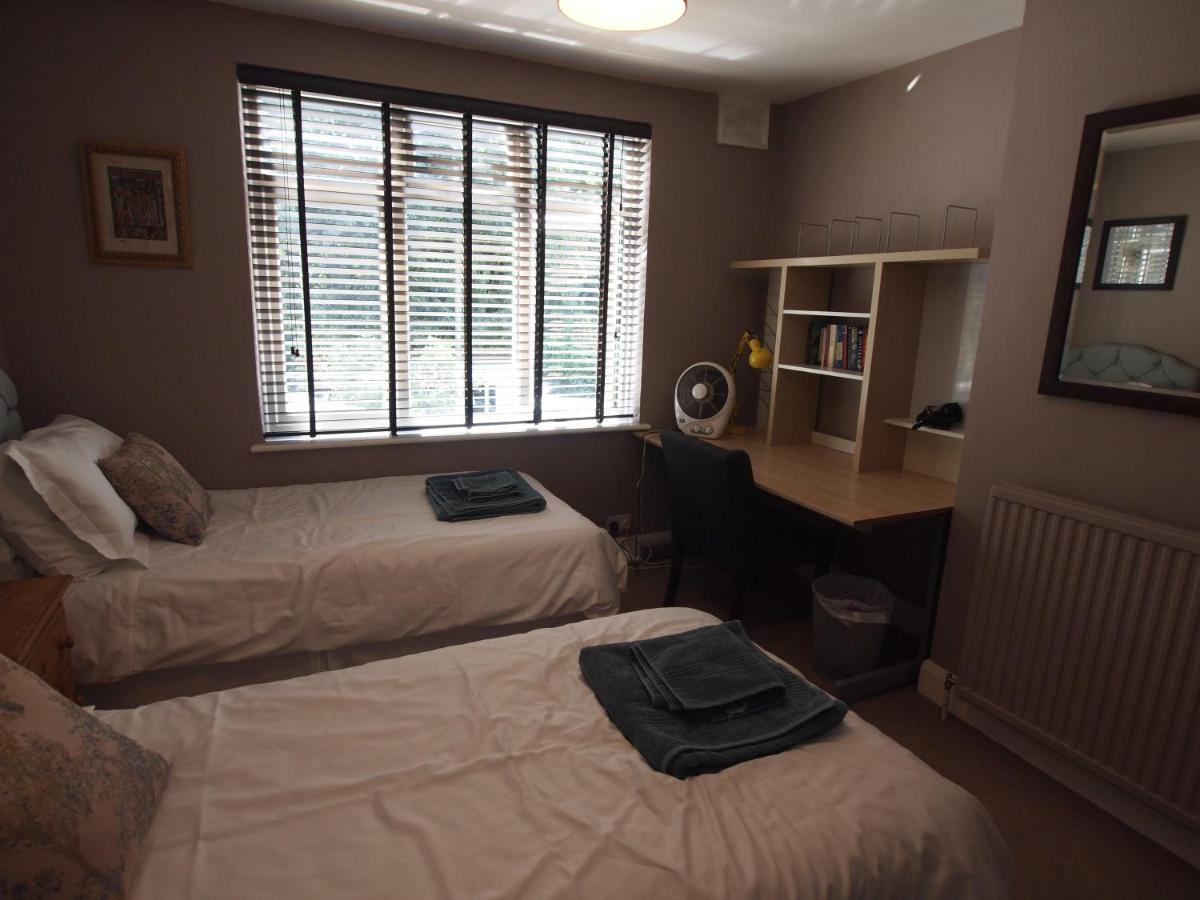 Friendly Home In South London Raynes Park Exterior foto